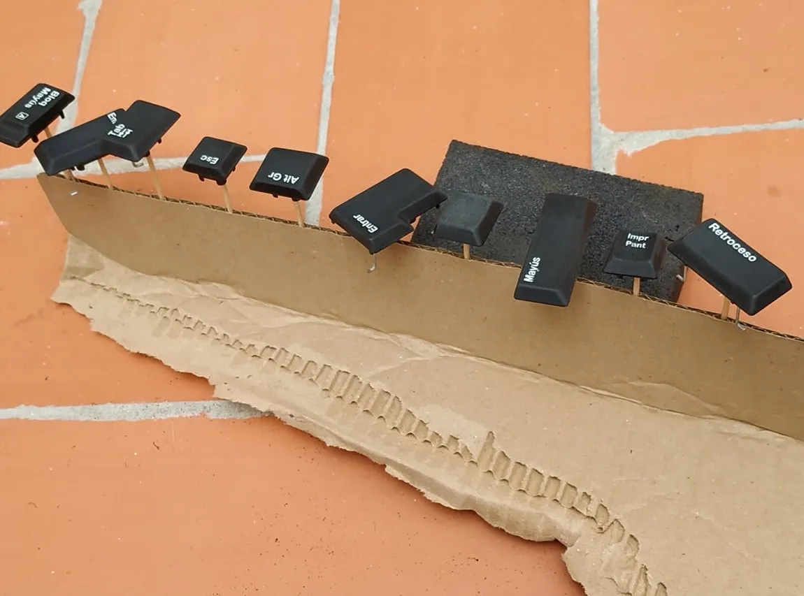 Las teclas pinchadas en palillos.