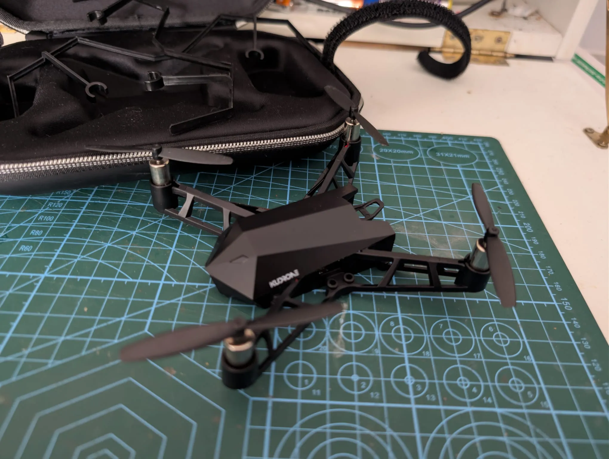 El Kudrone en la mesa de corte, junto a su funda de transporte. Nunca ha estado tan estable como en esta foto.